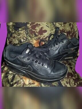 Boy's Triple Black Youth NIke Air Max 90 CD6864-001 Shoes Size 2Y
